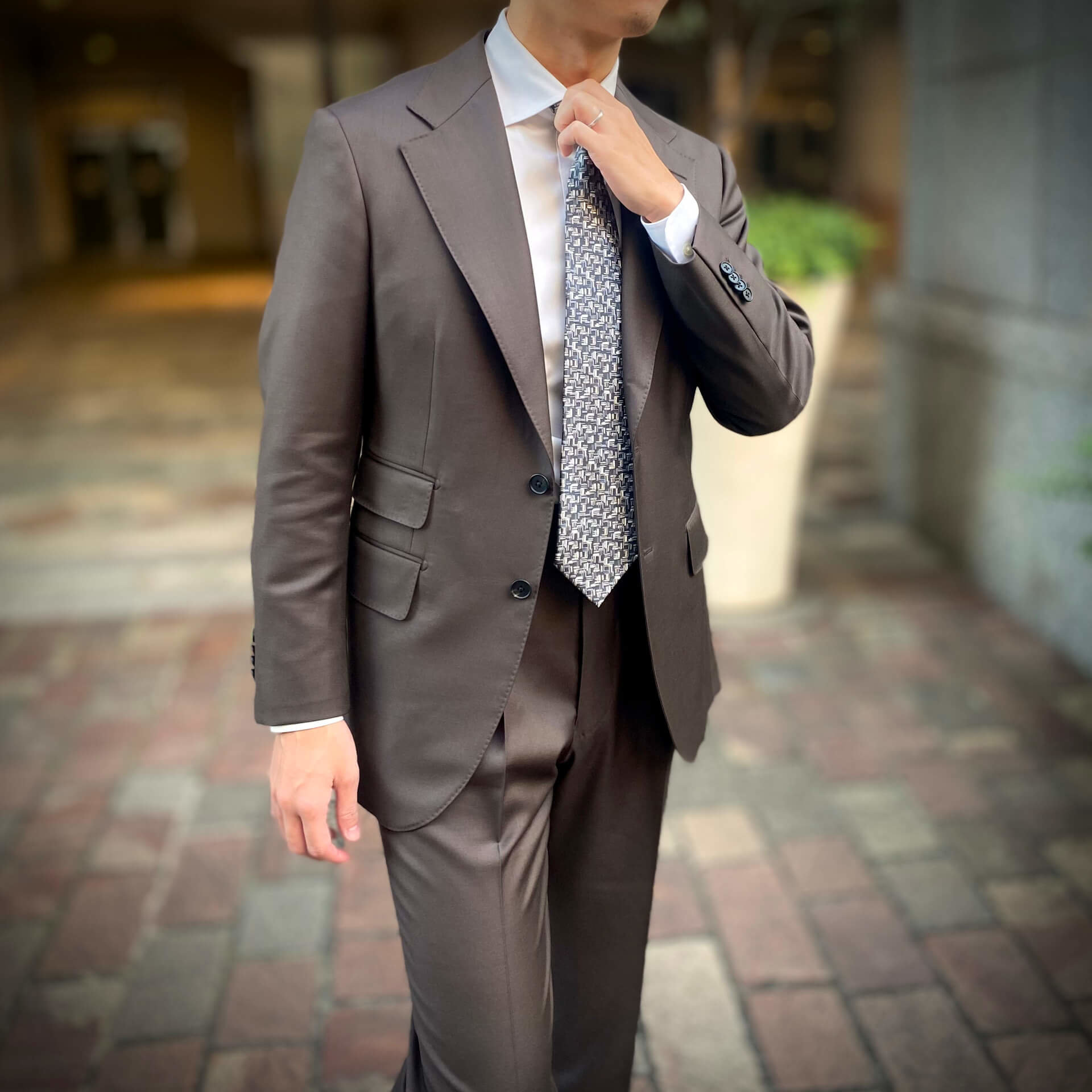 how_to_choose_a_brown_suit_that_can_be_used_in_the_business_scene_and_mens_coordination_02.jpg