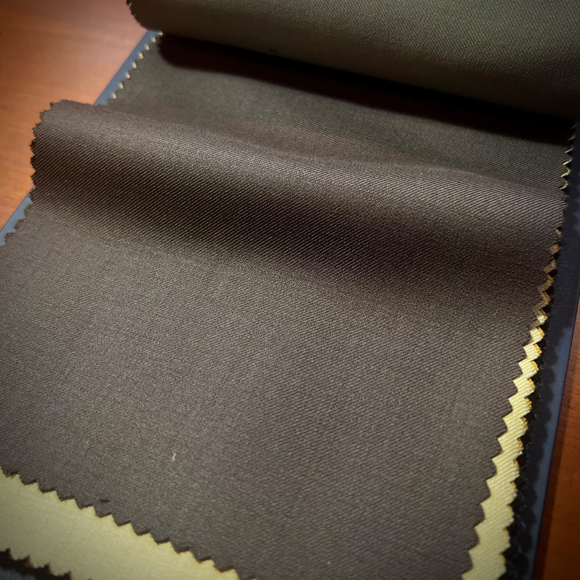 how_to_choose_a_brown_suit_that_can_be_used_in_the_business_scene_and_mens_coordination_04.jpg