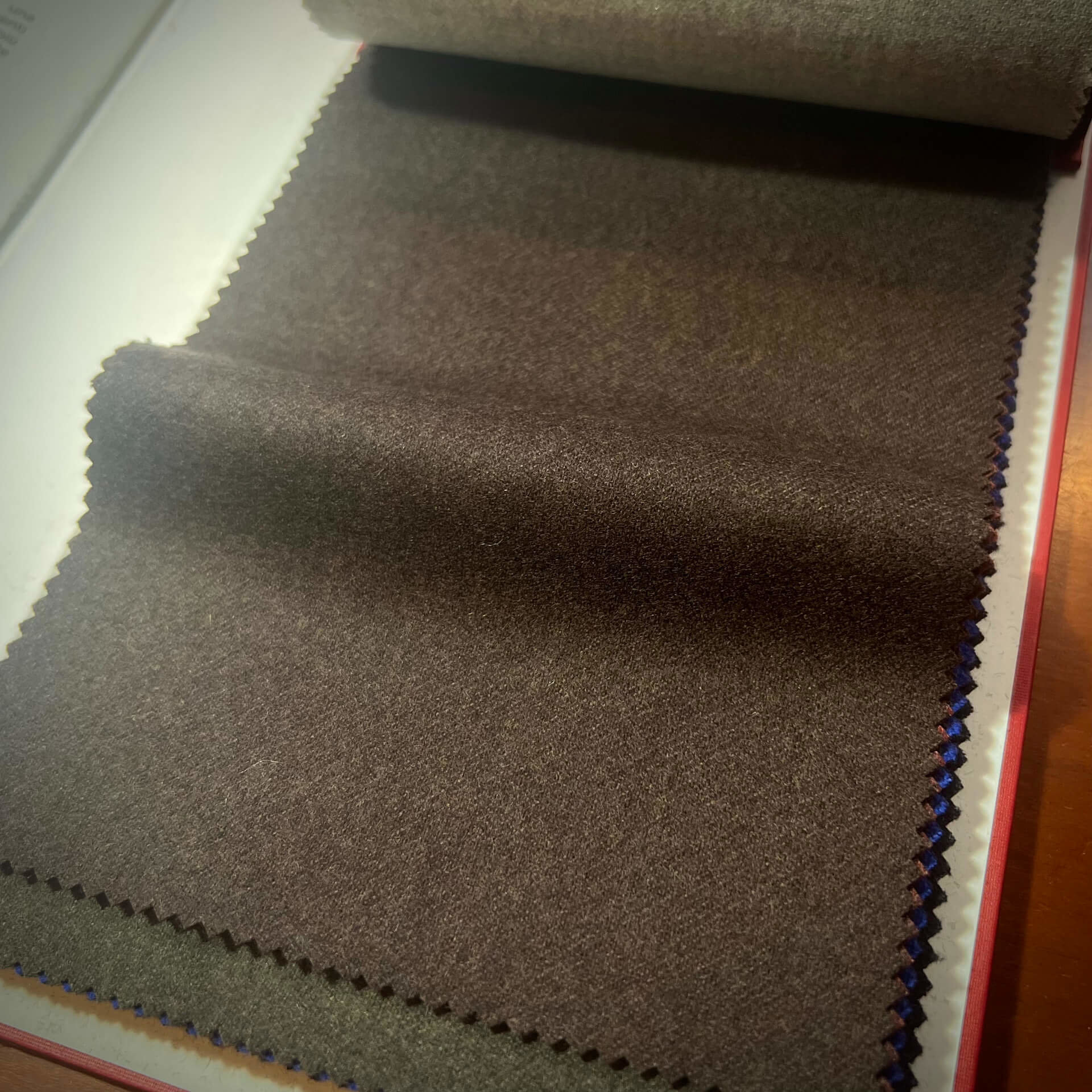 how_to_choose_a_brown_suit_that_can_be_used_in_the_business_scene_and_mens_coordination_05.jpg