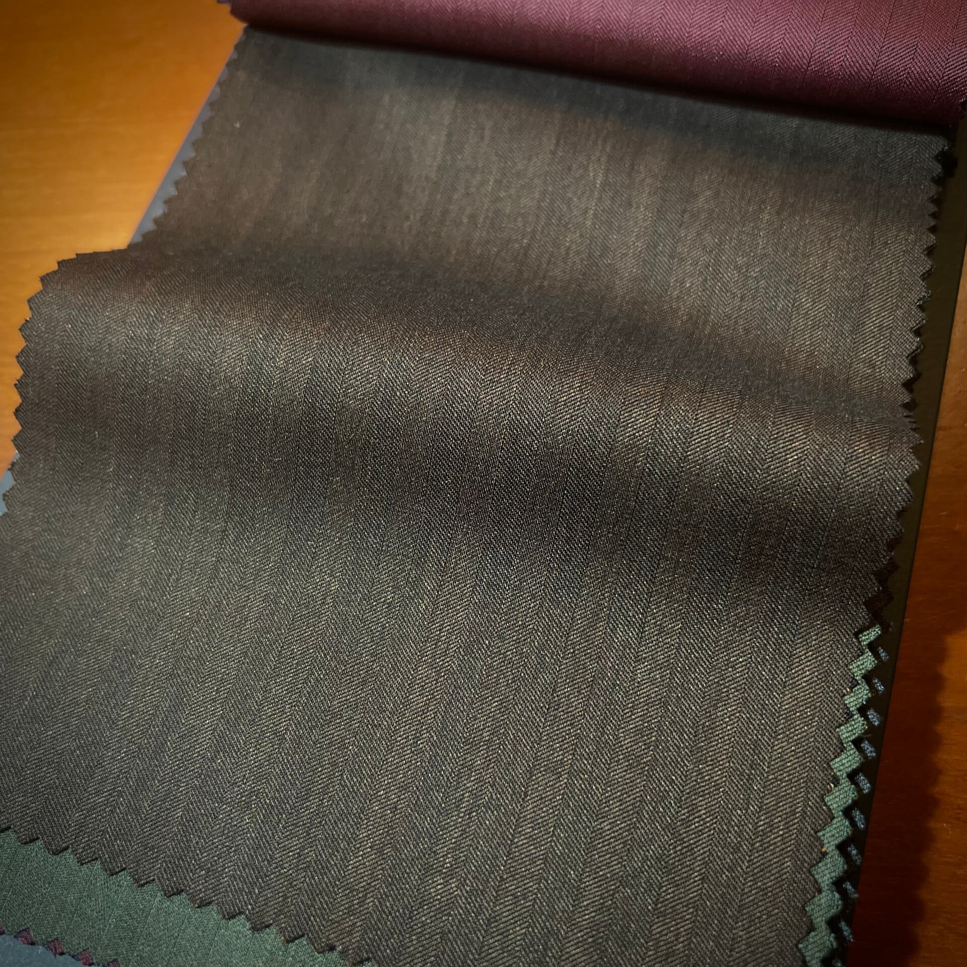 how_to_choose_a_brown_suit_that_can_be_used_in_the_business_scene_and_mens_coordination_07.jpg
