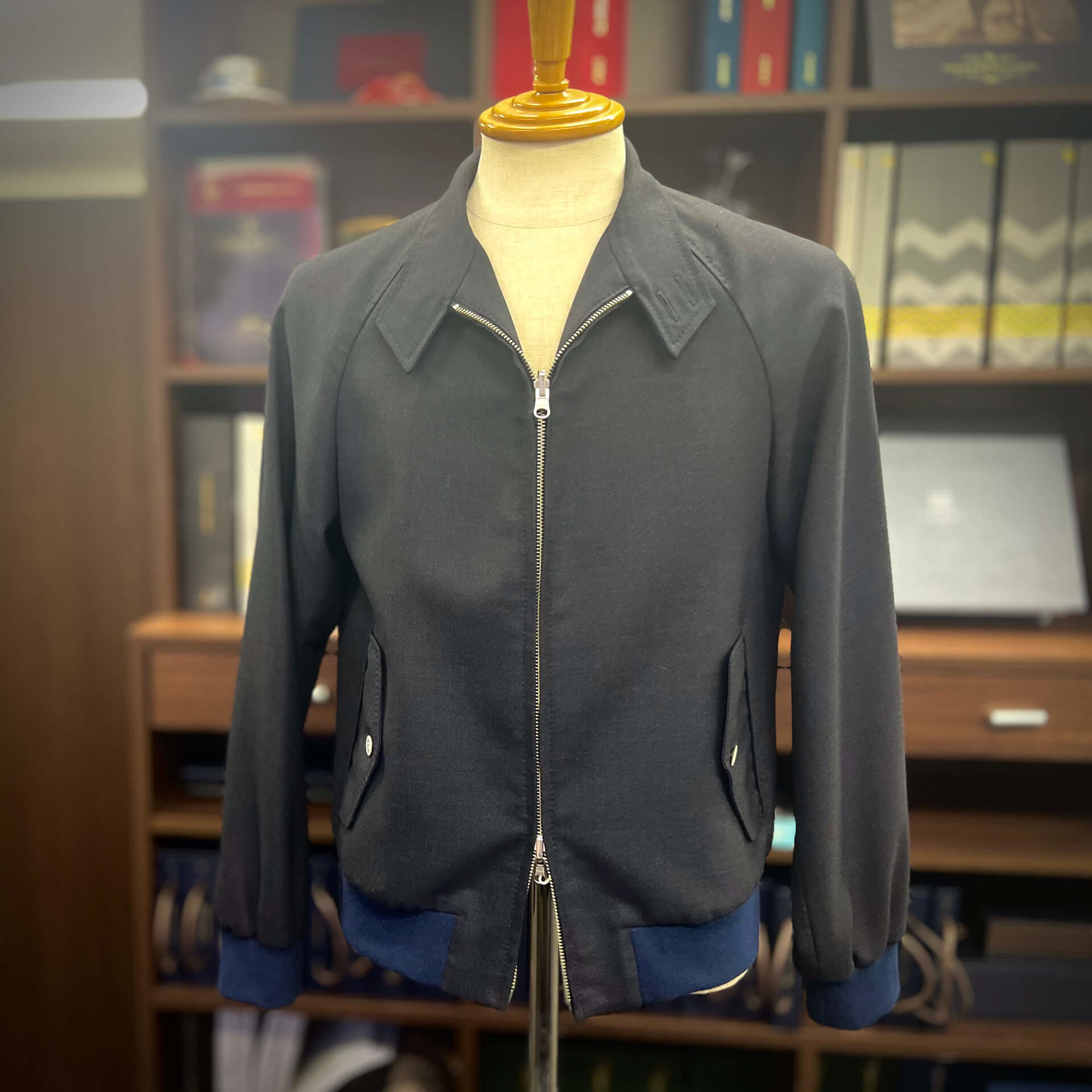 order_an_adult_blouson_that_can_be_used_in_dress_casual_04.jpg