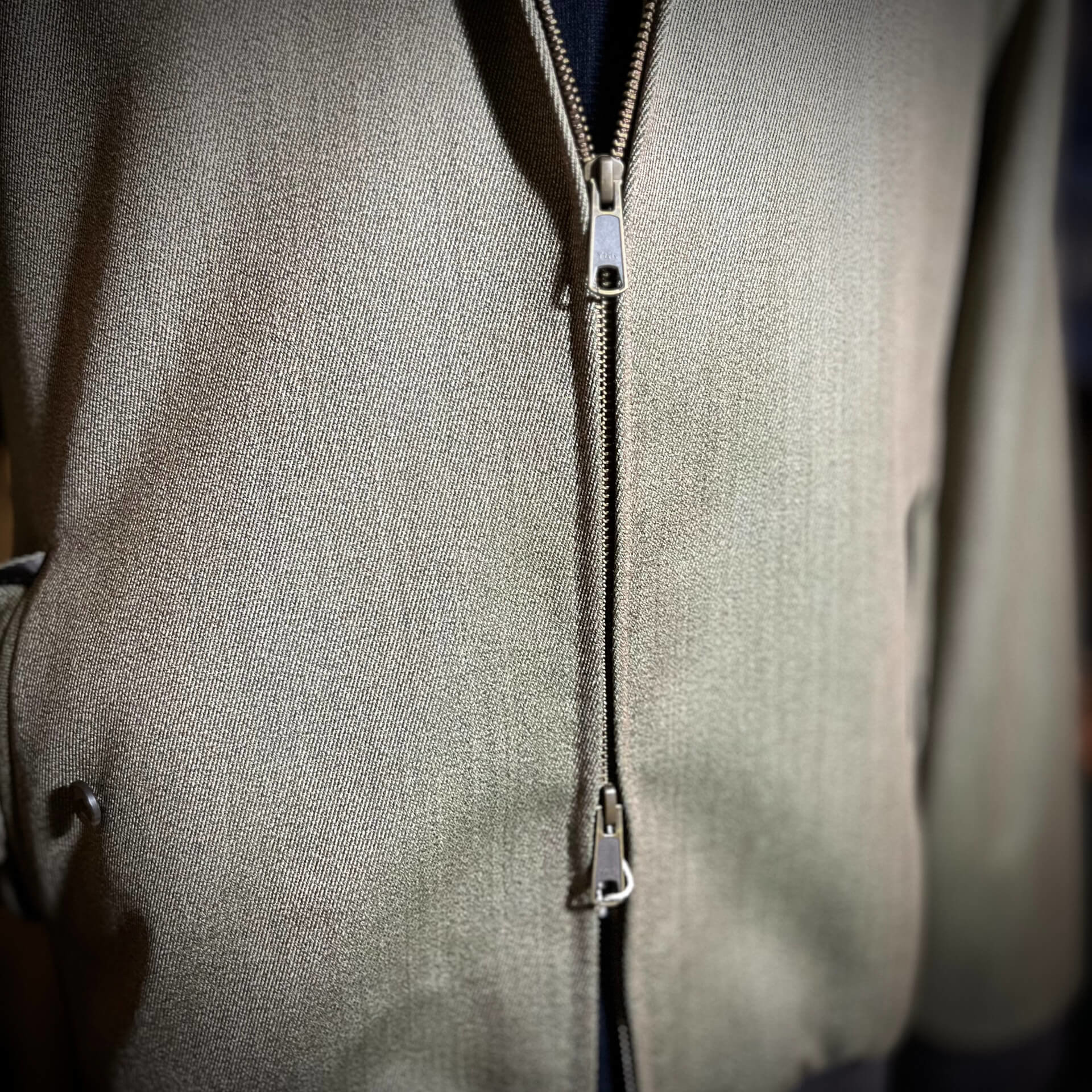 order_an_adult_blouson_that_can_be_used_in_dress_casual_11.jpg