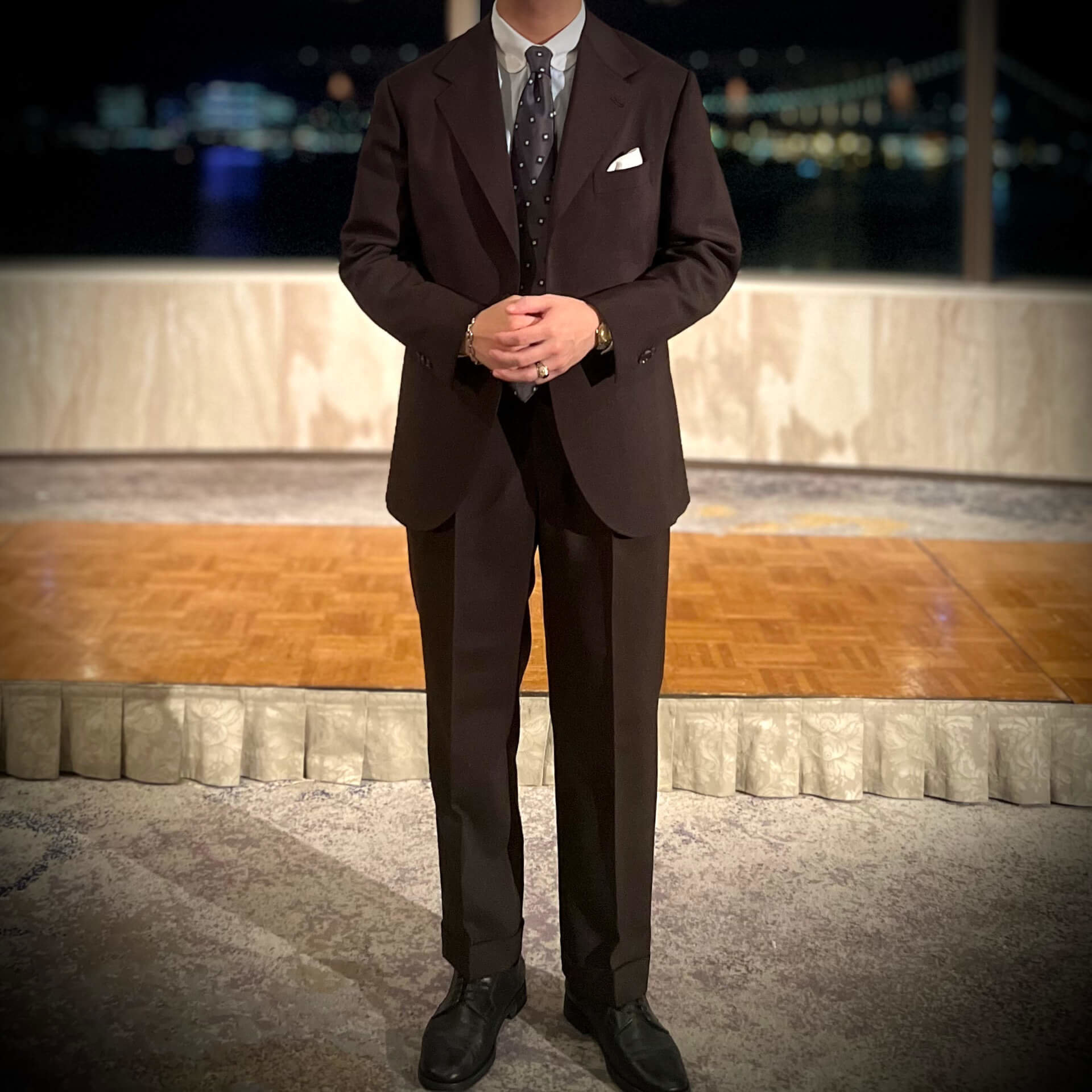 what_i_experienced_in_a_glamorous_place_wearing_a_glittering_suit_04.jpg